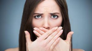Príčiny zápachu z úst: na aké problémy nás upozorňuje?
