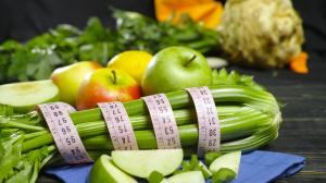 Jablkovo-zelerový kokteil: chudnutie s letnou vitamínovou bombou