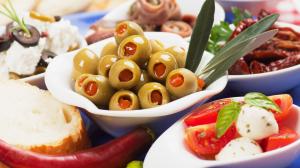 Typická stredomorská strava obsahuje veľa zeleniny a ovocia, fazule, obilniny a jedlá z obilnín.