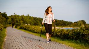 Nordic walking vás rozhýbe aj v lete