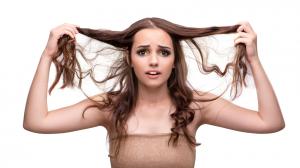 Mastné vlasy - ako sa rýchlo zbaviť mastnoty bez chemikálií?
